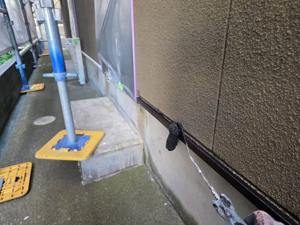 【付帯部塗装】<br />
外壁以外の付帯部分も塗装しました。<br />
<br />
外壁が新しくなっても、付帯部分が既存のままだと色あせや傷みが目立つ場合があります。<br />
<br />
住宅全体の仕上がりを考え、外壁と付帯部をまとめて施工することで、各部位の経年差を抑え、統一感のある外観に整えました。